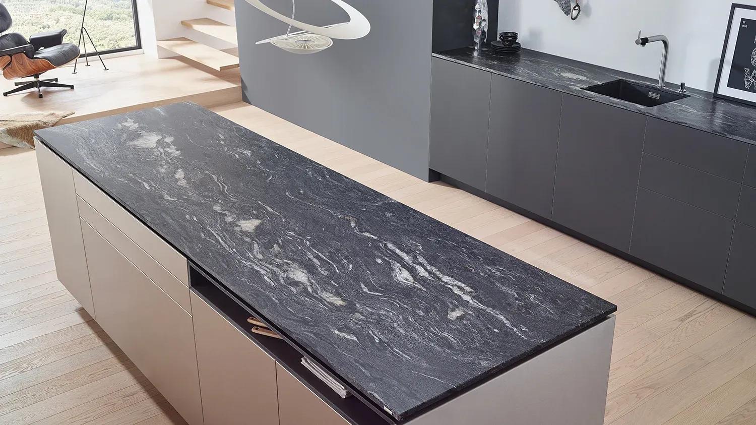 csm_Milieubild-Lechner-Arbeitsplatte-Naturstein-034-Black-Cosmic-strukturiert-4-L_fe4896f82b.webp